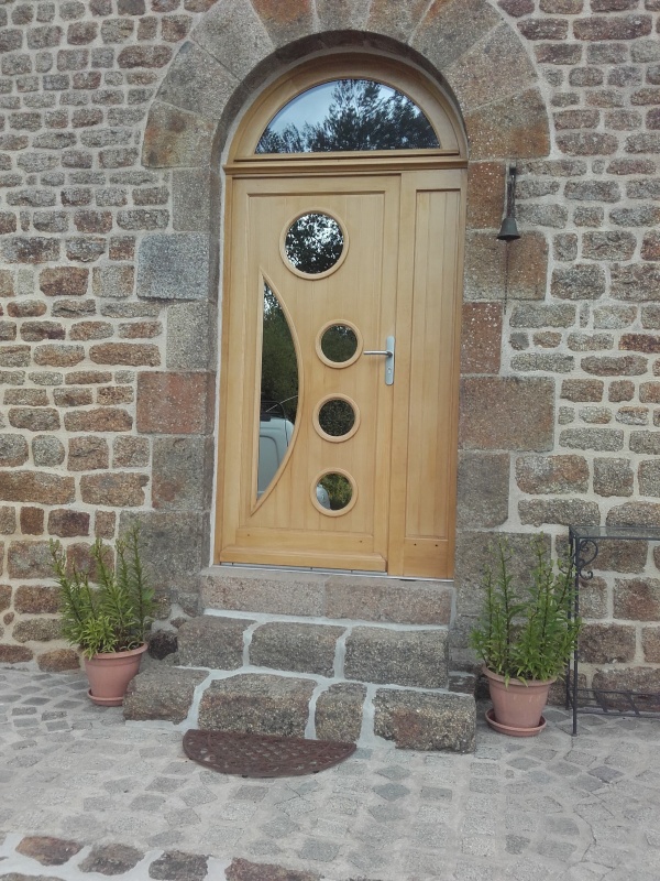 Porte d'entrée en bois avec insert vitré