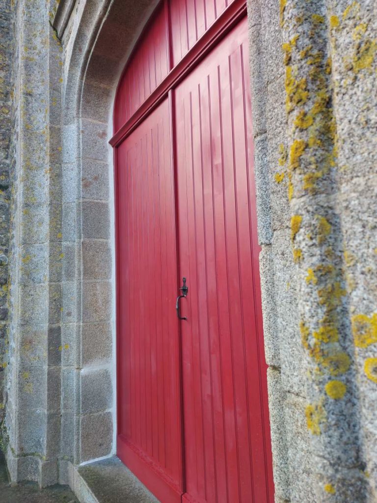 porte église en bois, respect du patrimoine